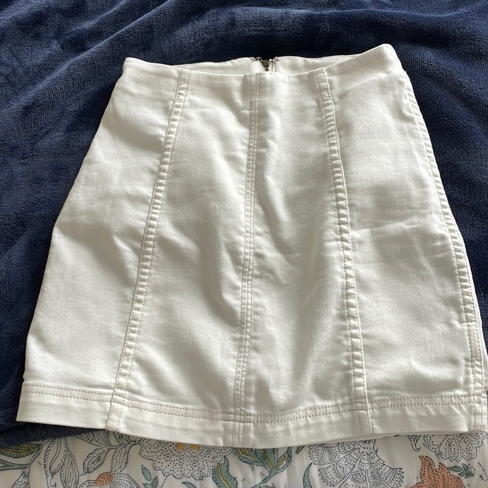 Free People white modern femme mini skirt, size 0